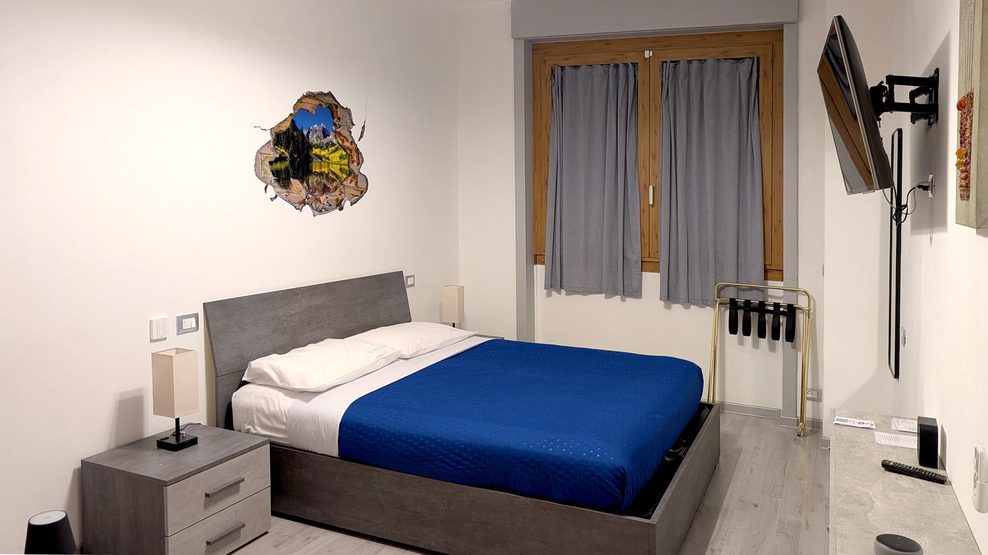 Ampia camera da letto con letto matrimoniale