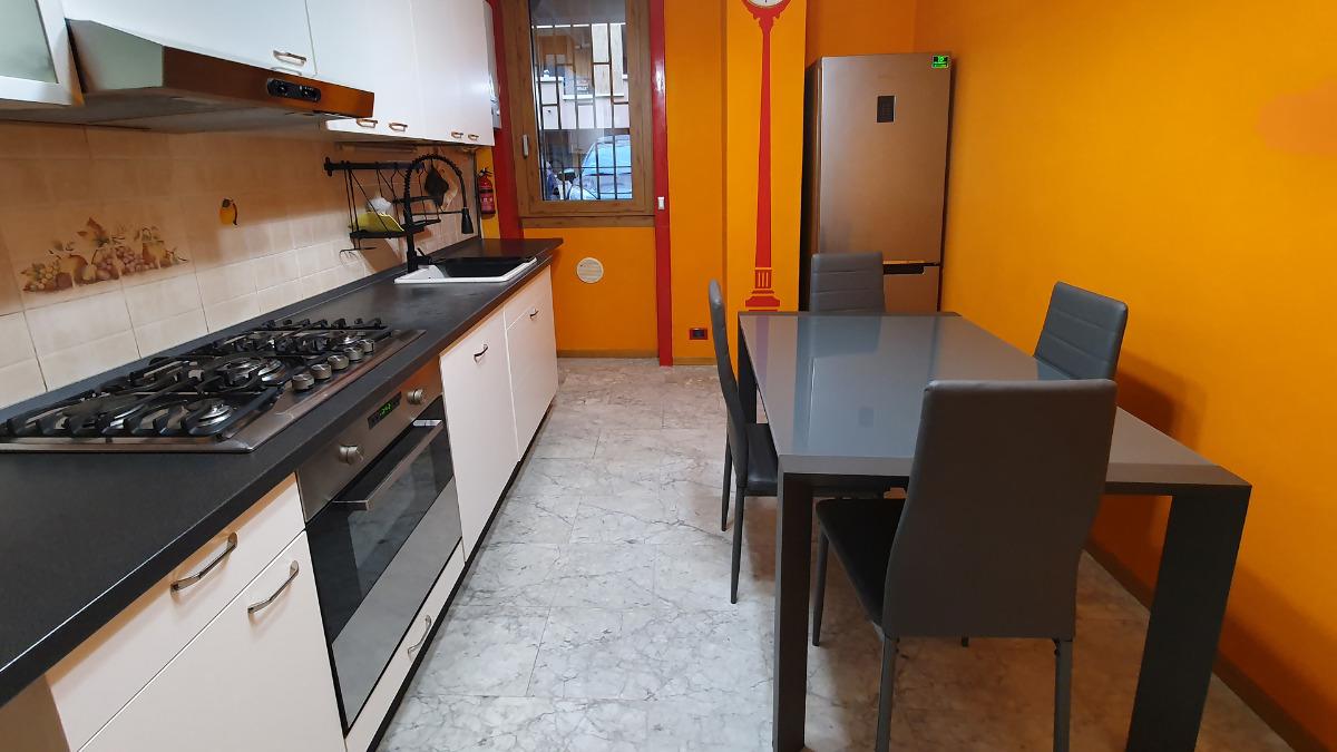 Cucina completa di elettrodomestici e tavolo da pranzo