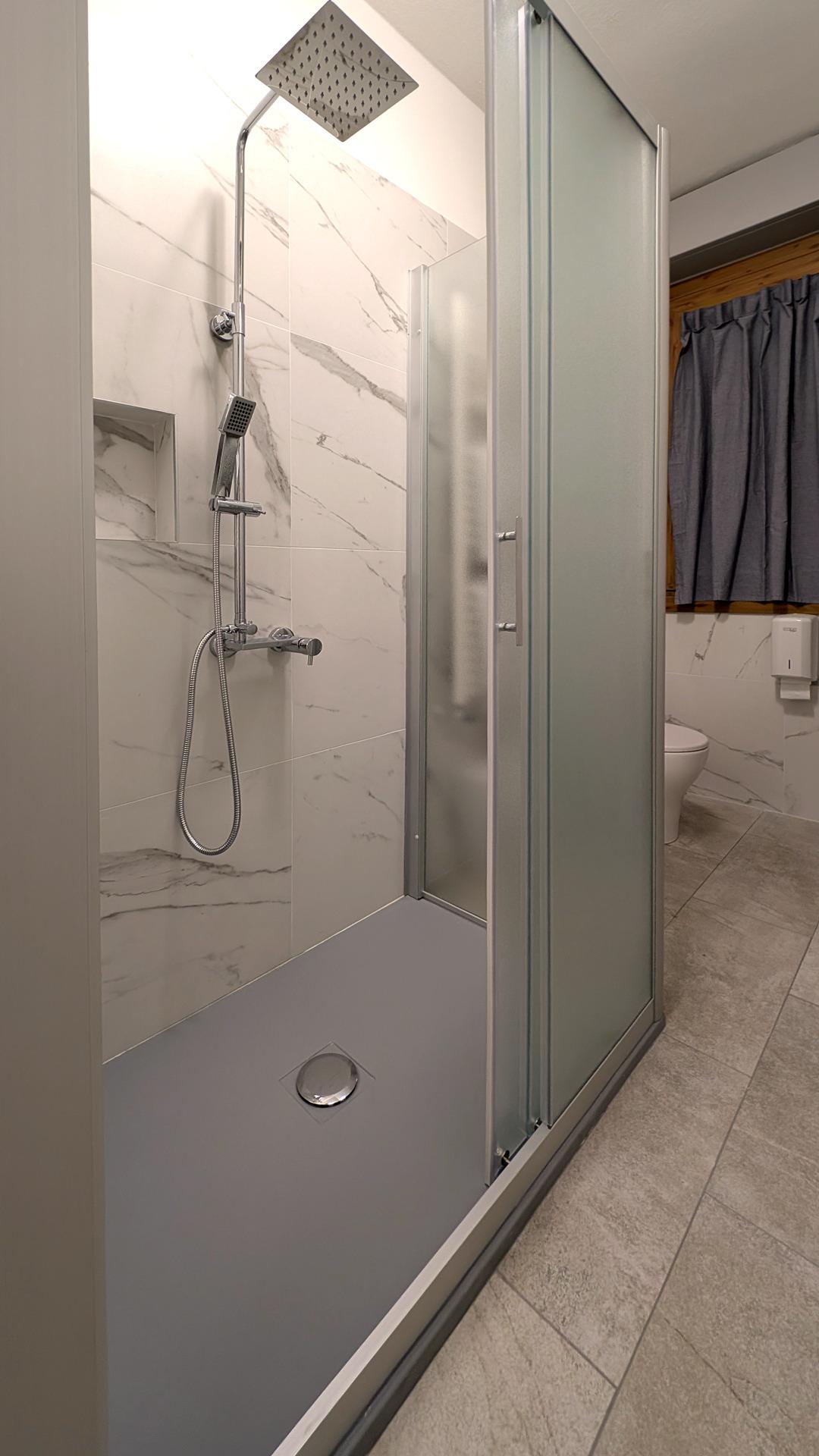 Bagno con lavabo, bidet, WC e doccia