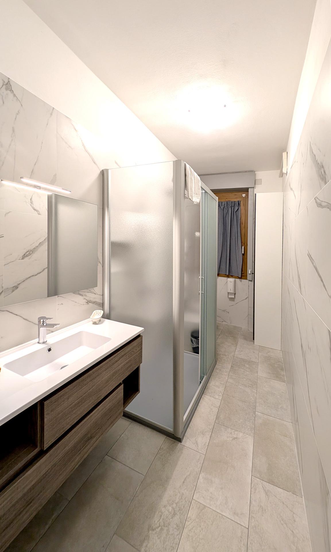 Bagno con lavabo, bidet, WC e doccia