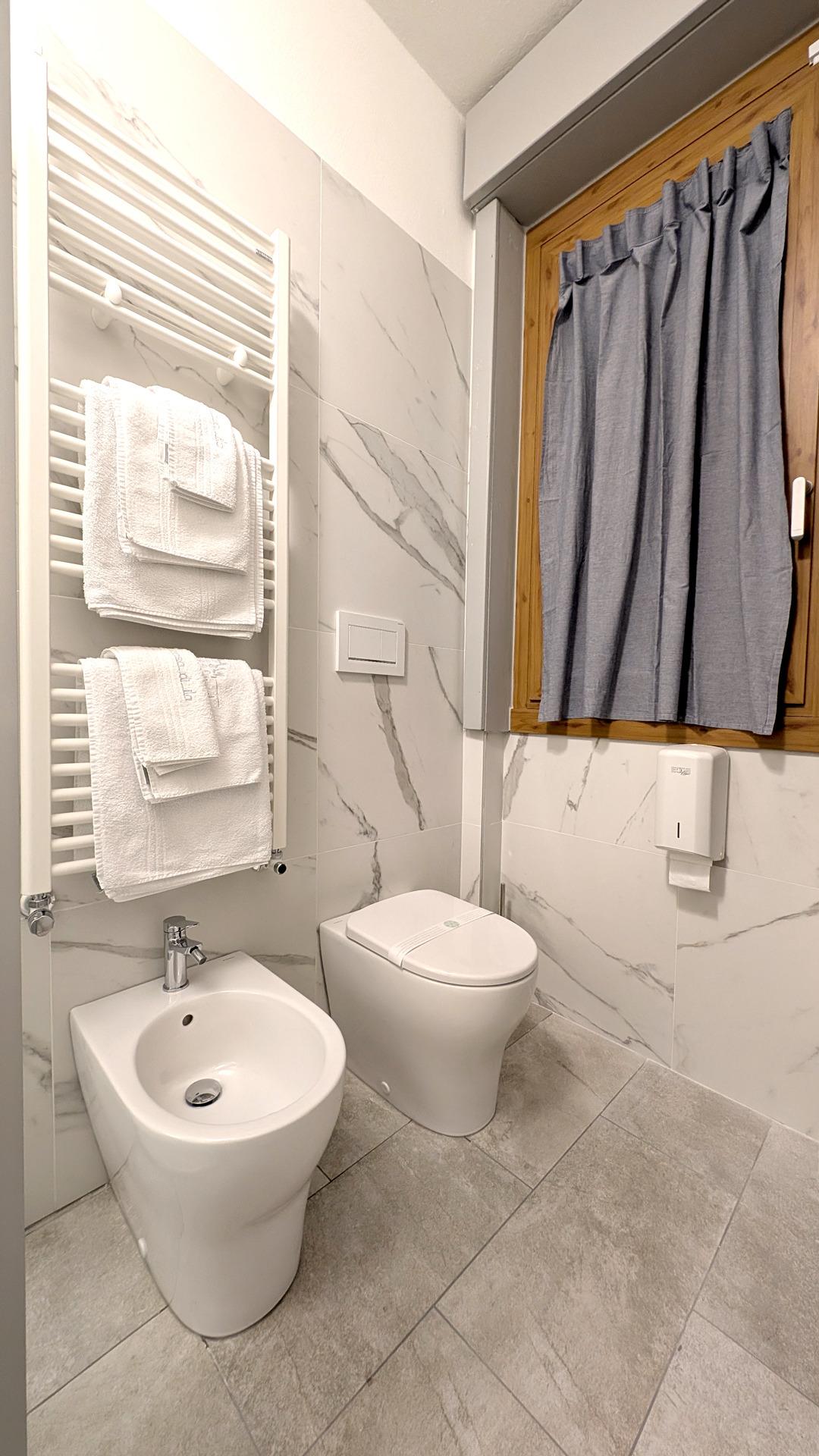 Bagno con lavabo, bidet, WC e doccia