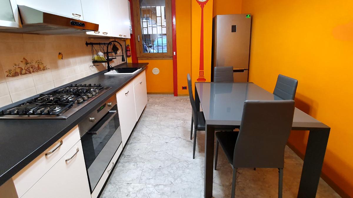 Cucina con area pranzo