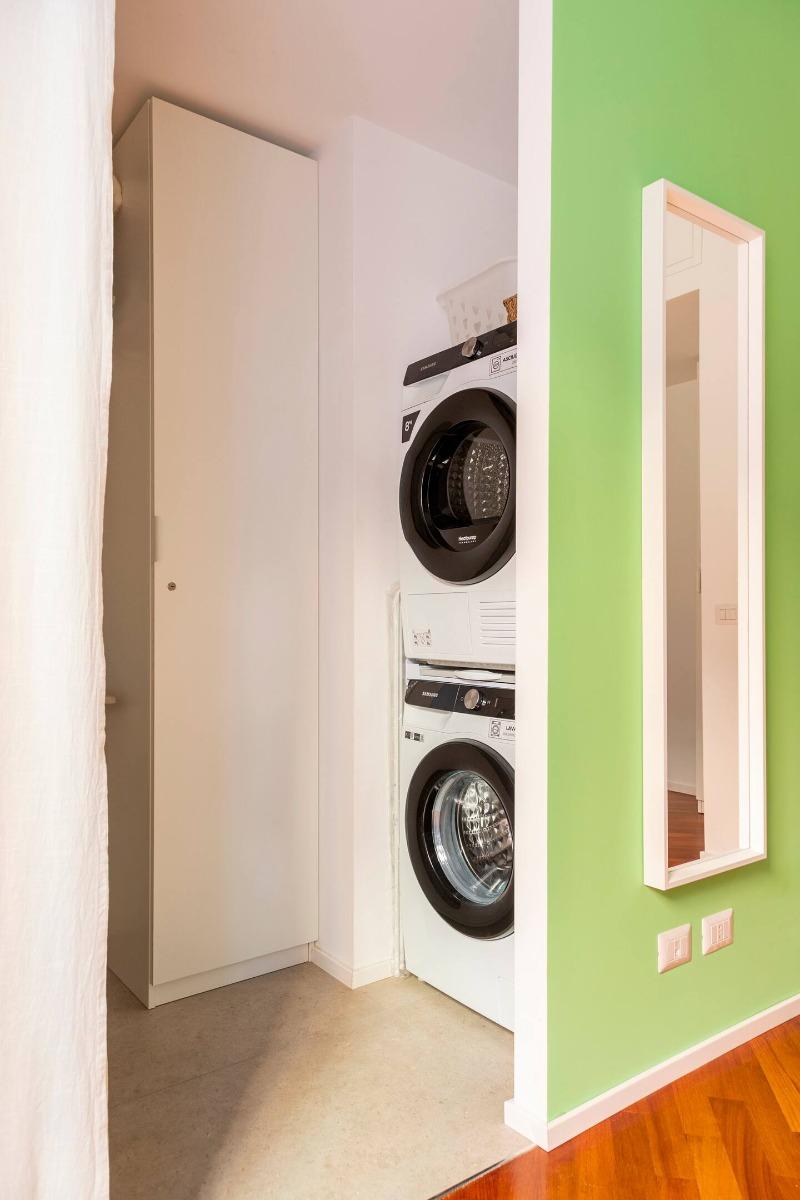 Angolo lavanderia con lavatrice e asciugatrice a disposizione degli ospiti