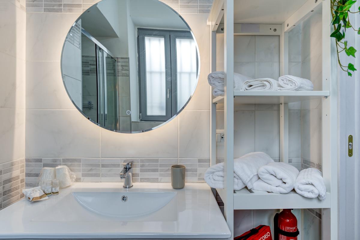 Bagno finestrato, estremamente pulito e moderno, dotato di uno spazioso box doccia, sanitari completi e Welcome Kit con Doccia-Shampoo, Sapone mani e