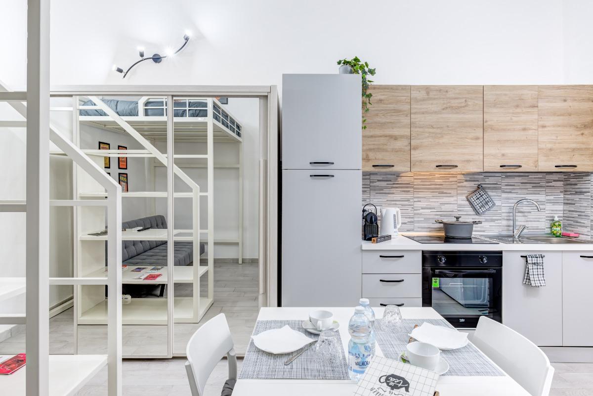 Luminosa e completamente fornita zona pranzo con tavolo, stoviglie, posate, aria condizionata e TV 32" con abbonamento Netflix incluso