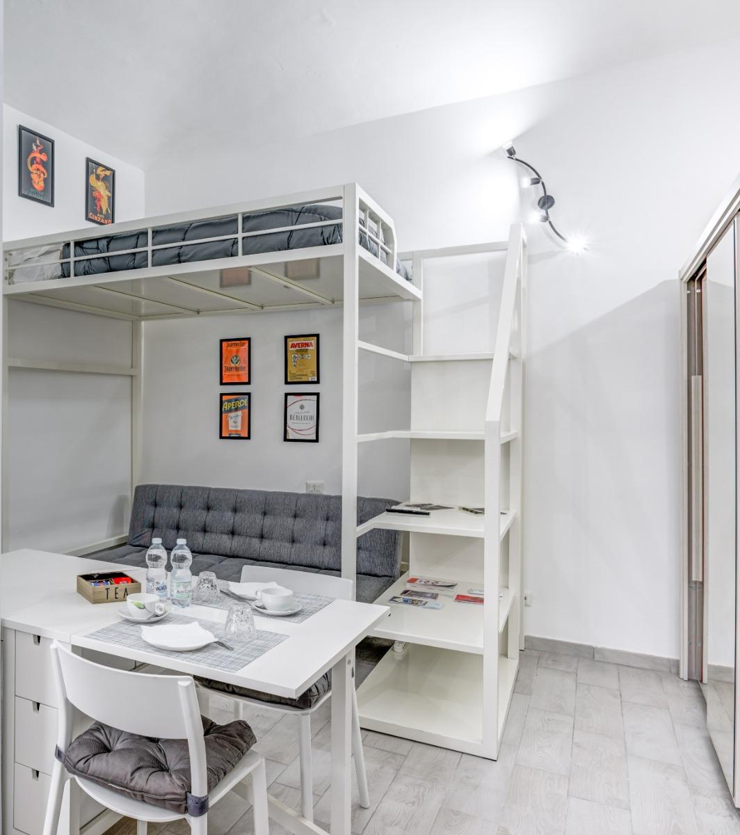 Robusta struttura in ferro per la deliziosa e originale zona notte con comodo letto matrimoniale, in cui riposarsi in totale serenità e privacy