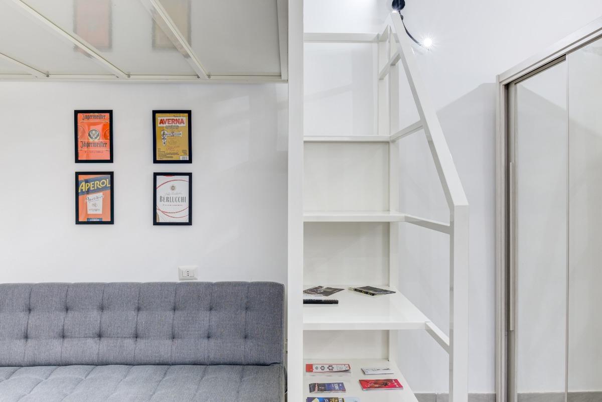 Robusta struttura in ferro per la deliziosa e originale zona notte con comodo letto matrimoniale, in cui riposarsi in totale serenità e privacy