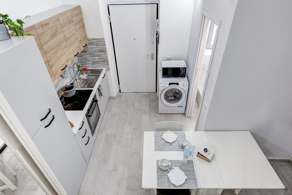 Luminosa e completamente fornita zona pranzo con tavolo, stoviglie, posate, aria condizionata e TV 32" con abbonamento Netflix incluso