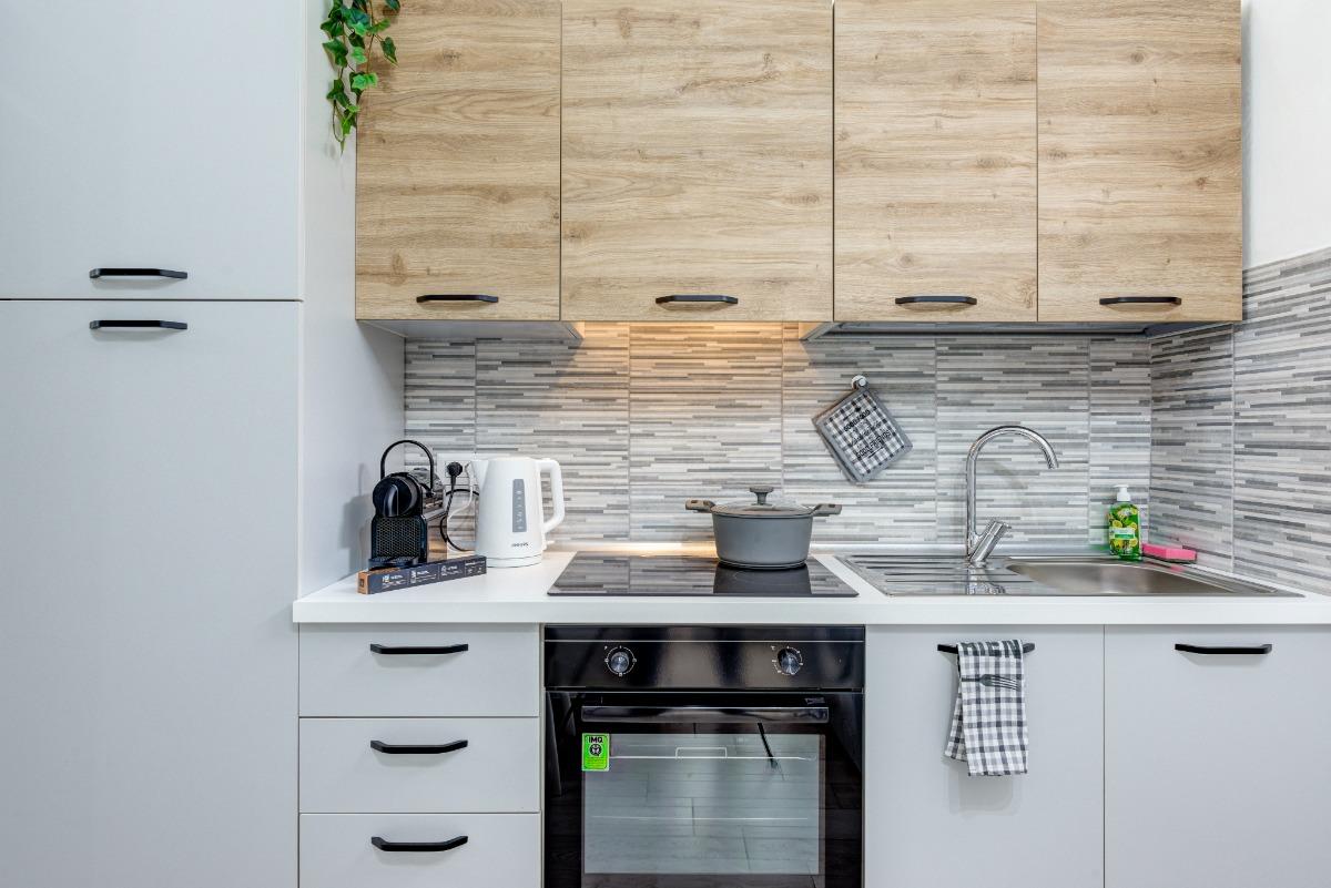 La fornitissima cucina è completa di tutti gli elettrodomestici di ultima generazione come frigorifero e freezer, forno, microonde, macchina del caffè