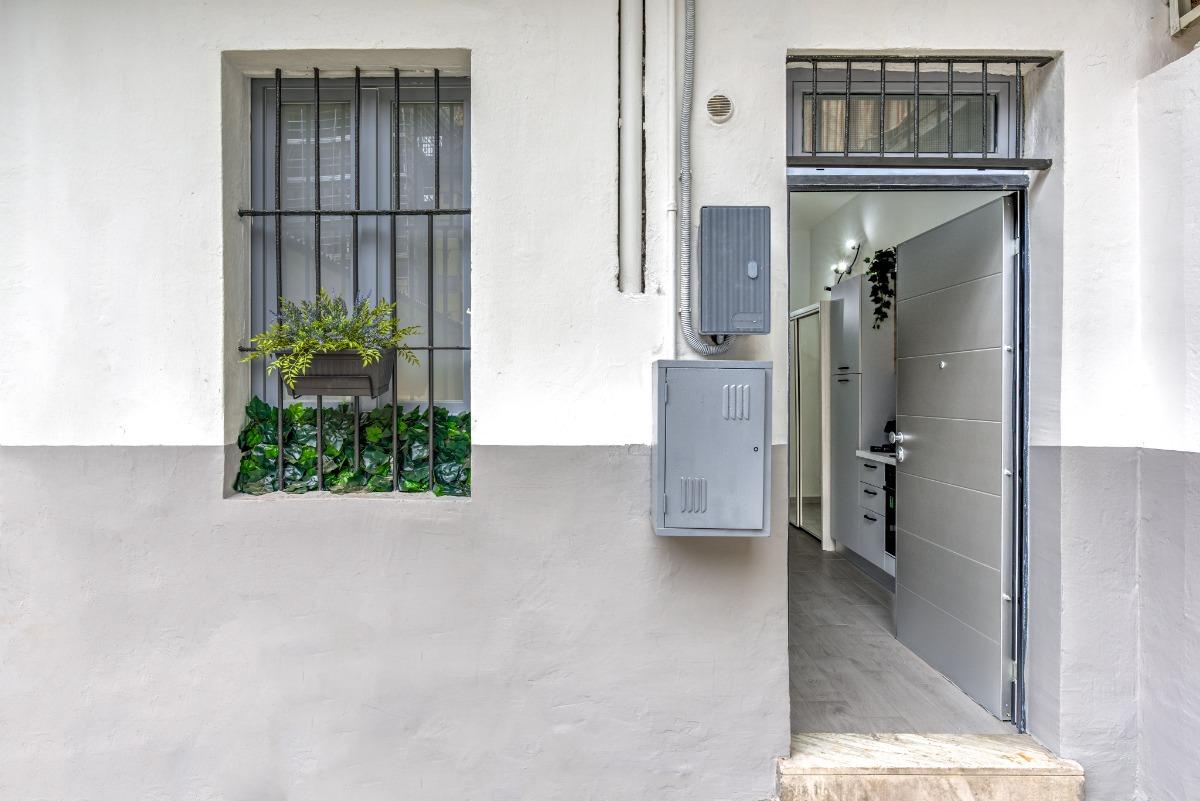 Ingresso completo di porta blindata di ultima generazione e inferiate negli infissi per garantire la massima sicurezza