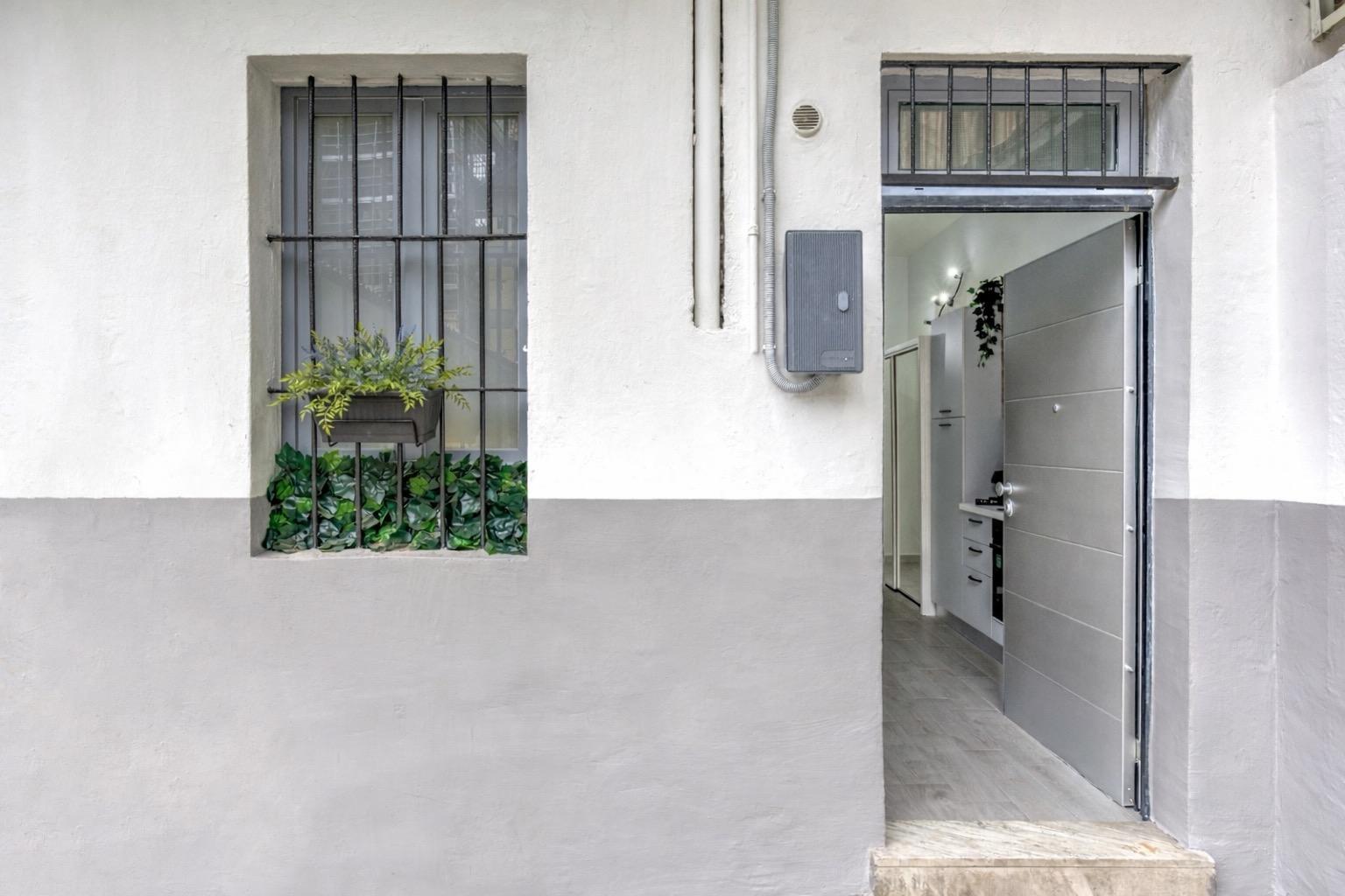 Ingresso completo di porta blindata di ultima generazione e inferiate negli infissi per garantire la massima sicurezza