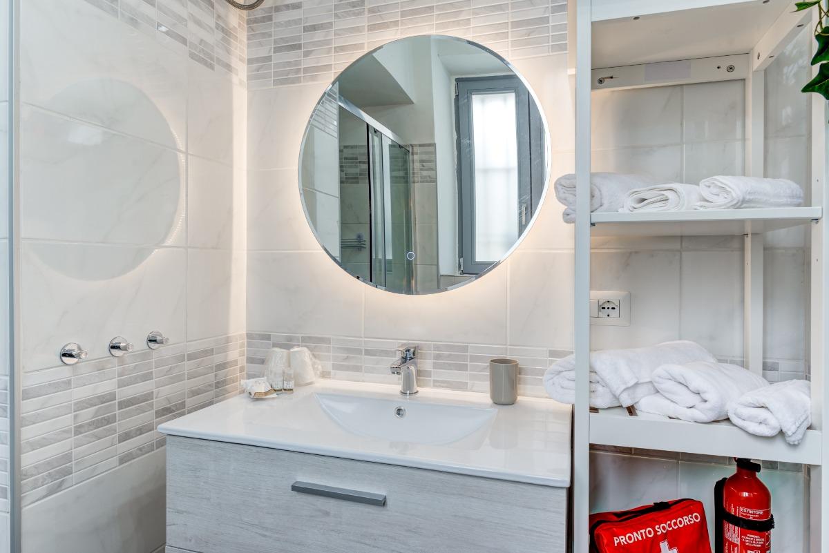 Bagno finestrato, dotato di uno spazioso box doccia, sanitari completi e Welcome Kit con Doccia-Shampoo, Sapone mani e intimo, Cuffia per la doccia e