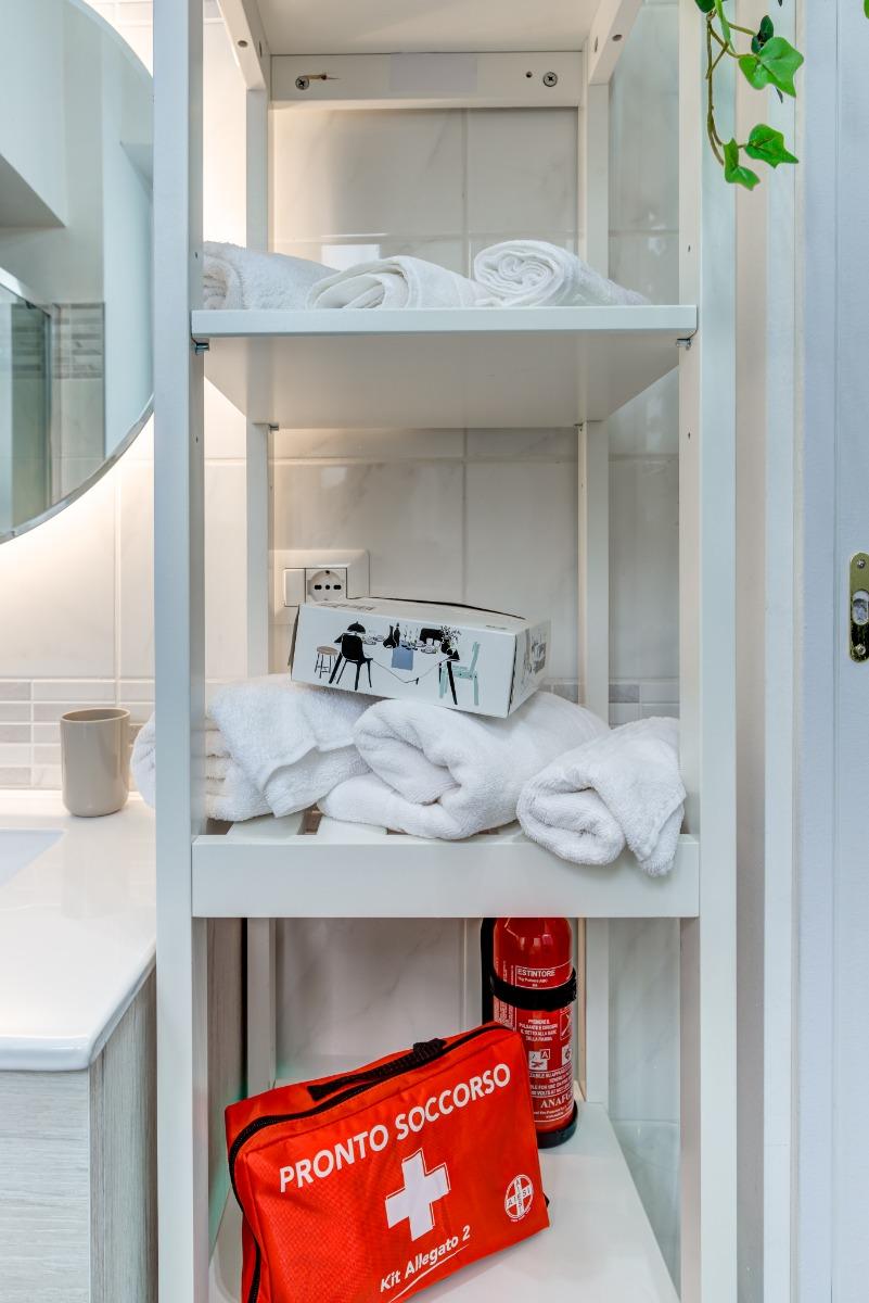 Bagno finestrato, dotato di uno spazioso box doccia, sanitari completi e Welcome Kit con Doccia-Shampoo, Sapone mani e intimo, Cuffia per la doccia