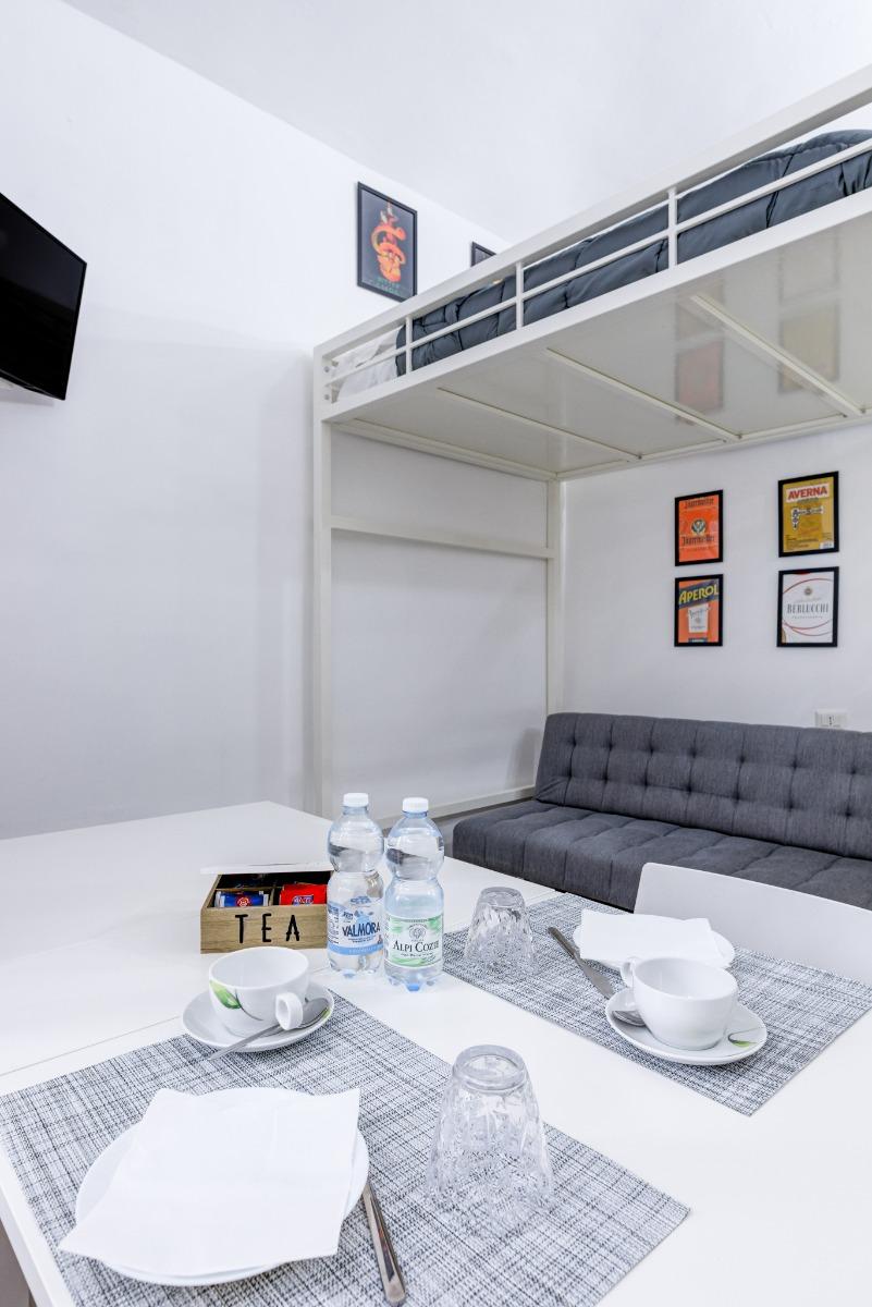 Accogliente e moderno monolocale open space, luminoso e confortevolmente arredato, completo di Smart TV 32" con Netflix, letto matrimoniale King-Size