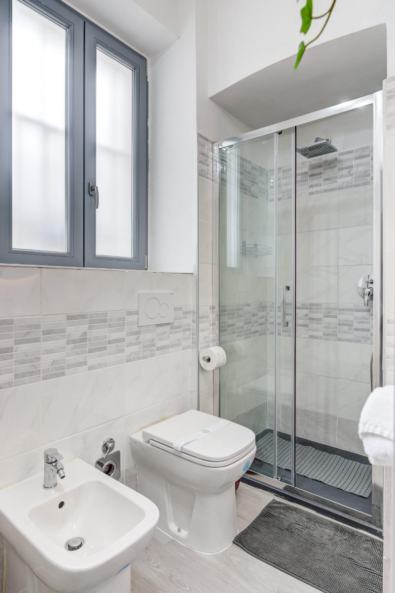 Bagno finestrato, dotato di uno spazioso box doccia, sanitari completi e Welcome Kit con Doccia-Shampoo, Sapone mani e intimo, Cuffia per la doccia e