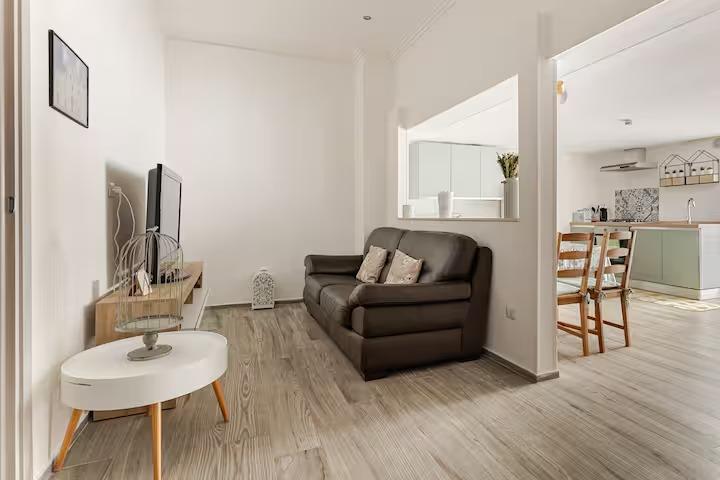Ingresso, zona relax e zona tv.