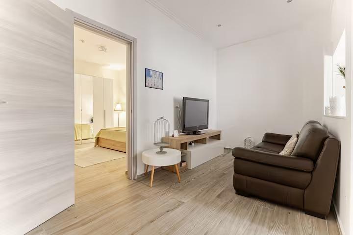 Ingresso, zona relax e zona tv.