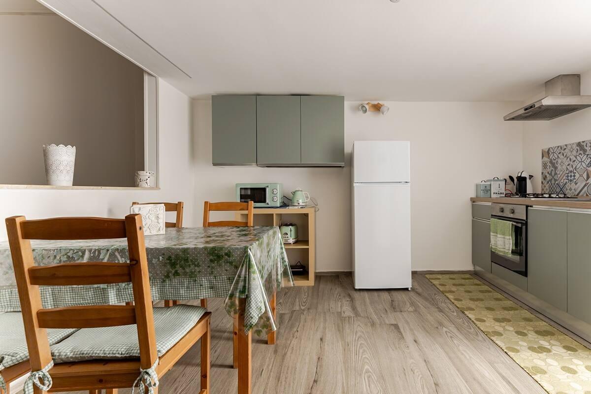 Zona pranzo/cucina dotata di cucina completa di: forno, macchina del caffè, utensileria, stoviglie, frigorifero con refrigeratore,microonde, bollitore