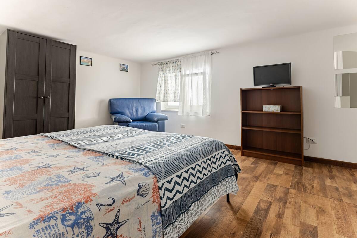 Seconda camera da letto matrimoniale al piano superiore.
