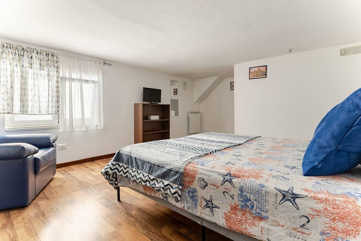 Seconda camera da letto matrimoniale al piano superiore.