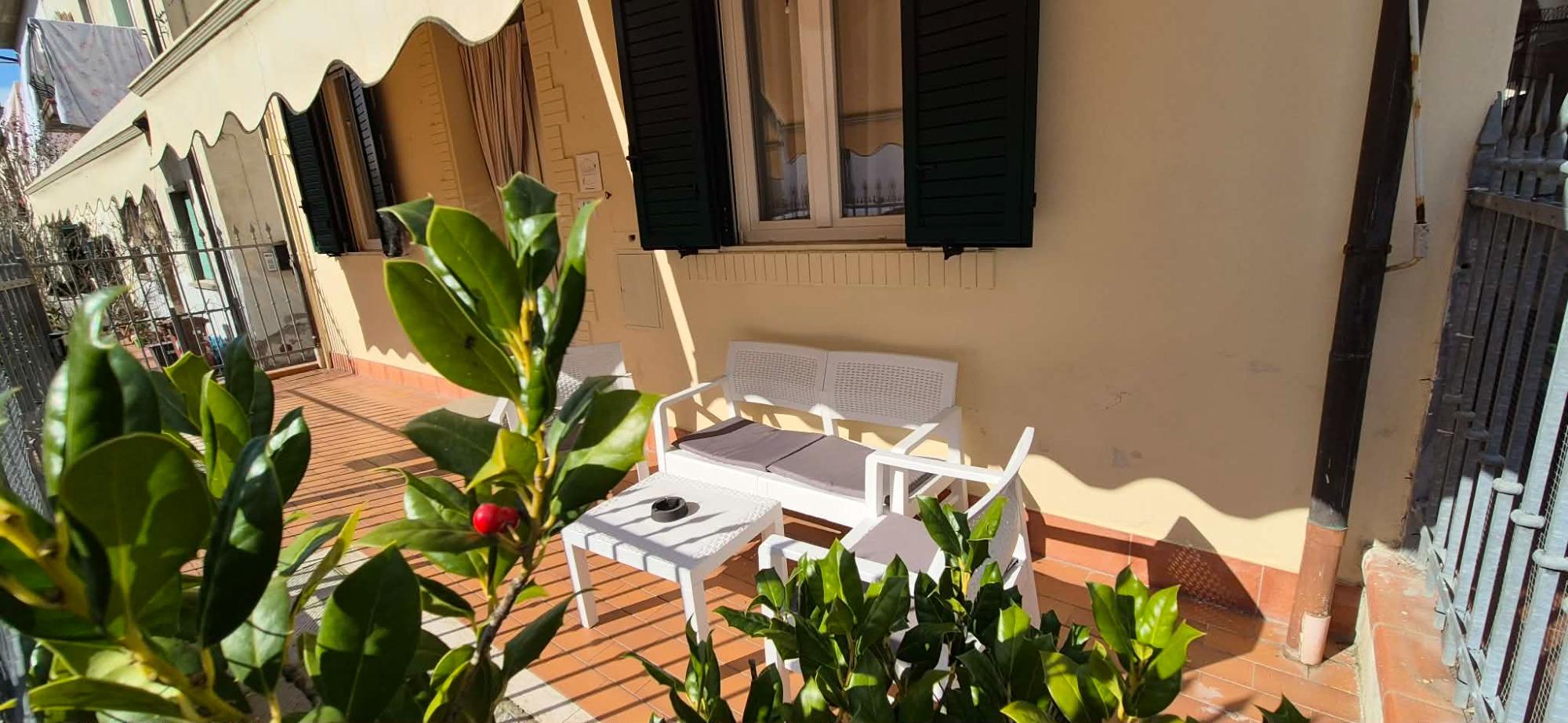 ViaGiotto GH, ingresso fronte strada, resede privato con poltrone e divanetti per i momenti di relax, un aperitivo, leggere un libro