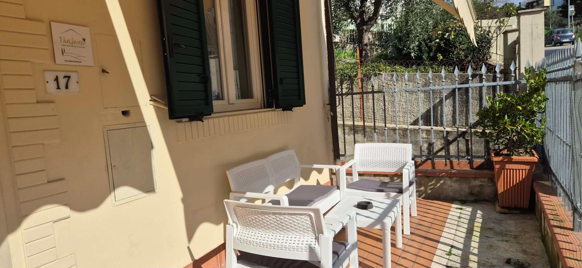 ViaGiotto GH, ingresso fronte strada, resede privato con poltrone e divanetti per i momenti di relax, un aperitivo, leggere un libro