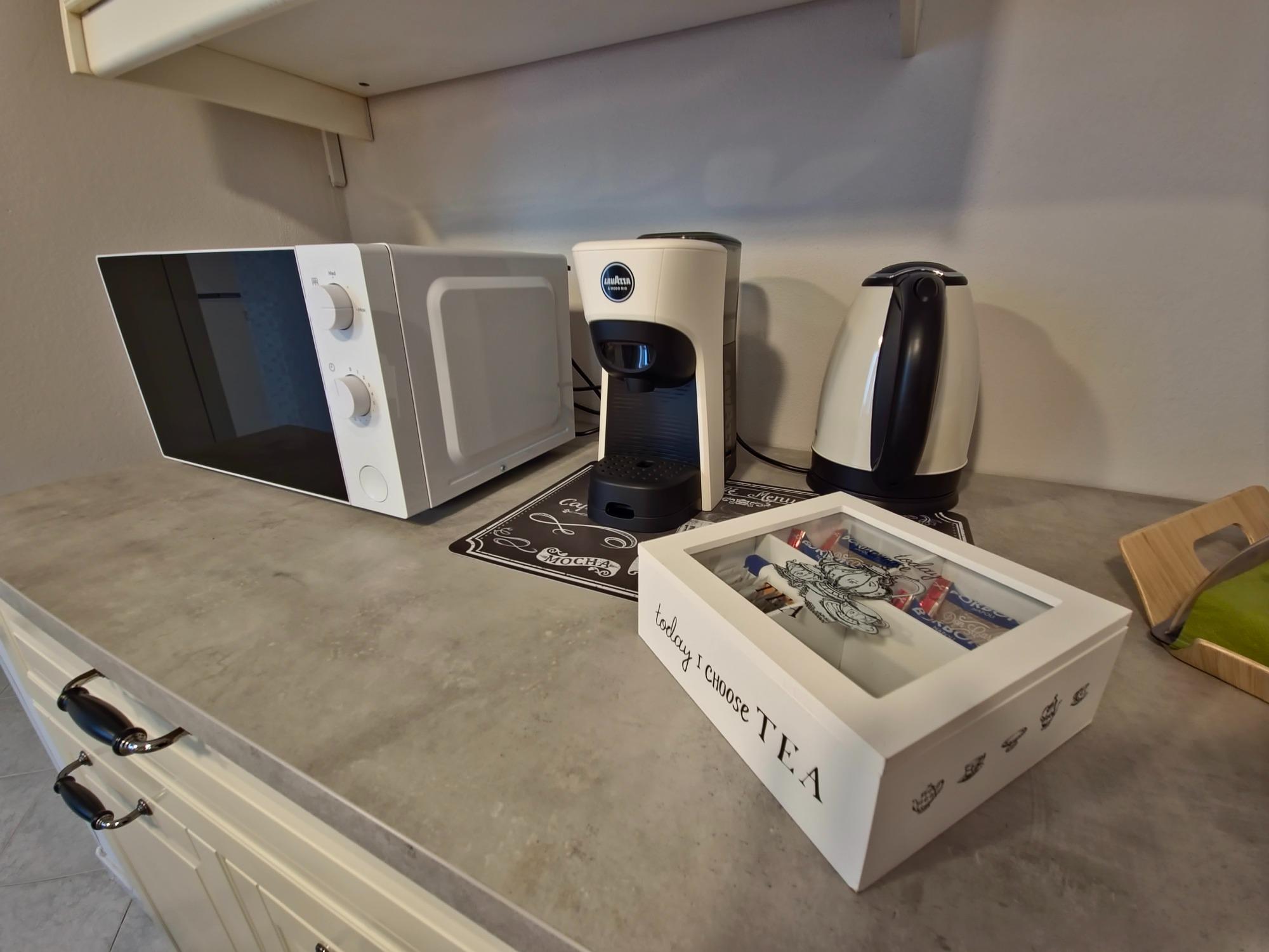 ViaGiotto Junior Zona colazione con forno a microonde, bollitore, macchina da caffè