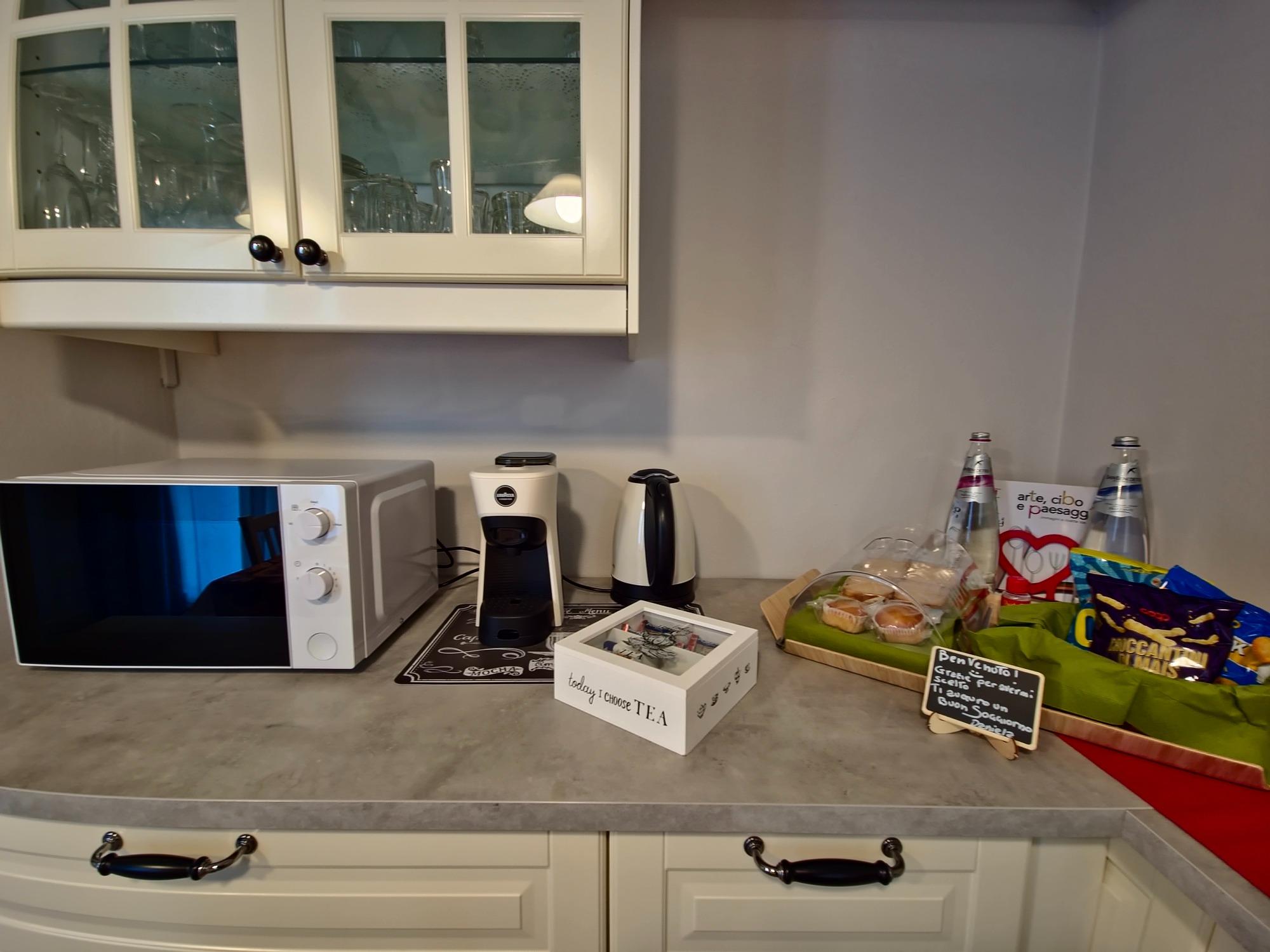 ViaGiotto Junior Zona colazione con forno a microonde, bollitore, macchina da caffè