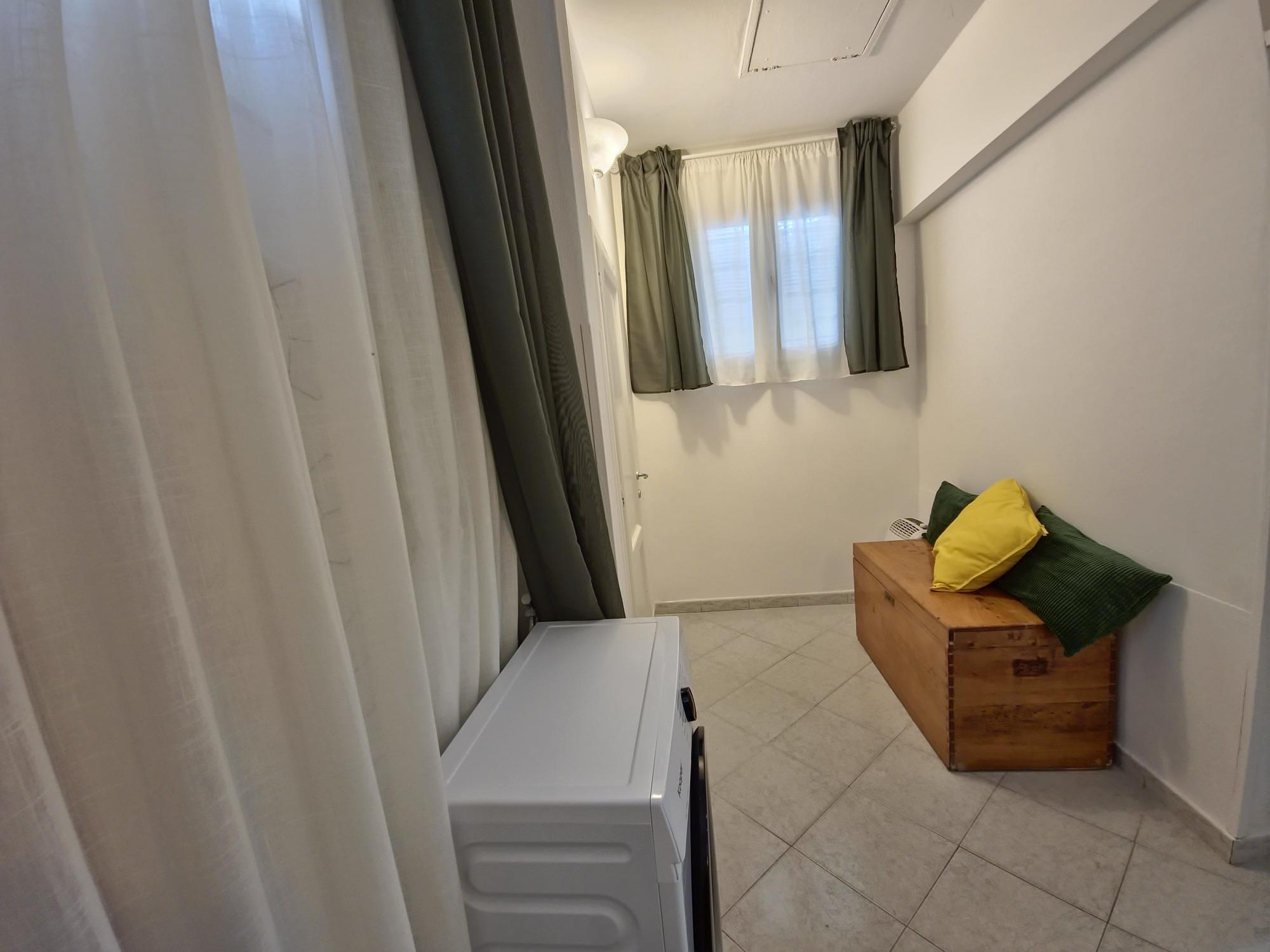 ViaGiotto Junior Zona Lavanderia completa di lavatrice, prodotti per lavarli, ferro da stiro, asse da stiro, stendino, deumidificatore