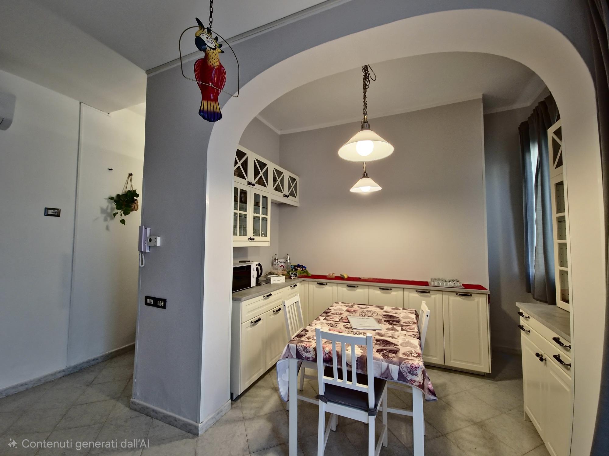 ViaGiotto Junior Ampia sala pranzo dotata di piatti, bicchieri, pentole