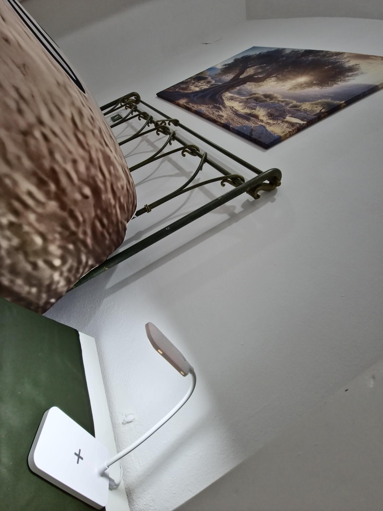 Camera da letto con comodini e luce carica batterie contactless