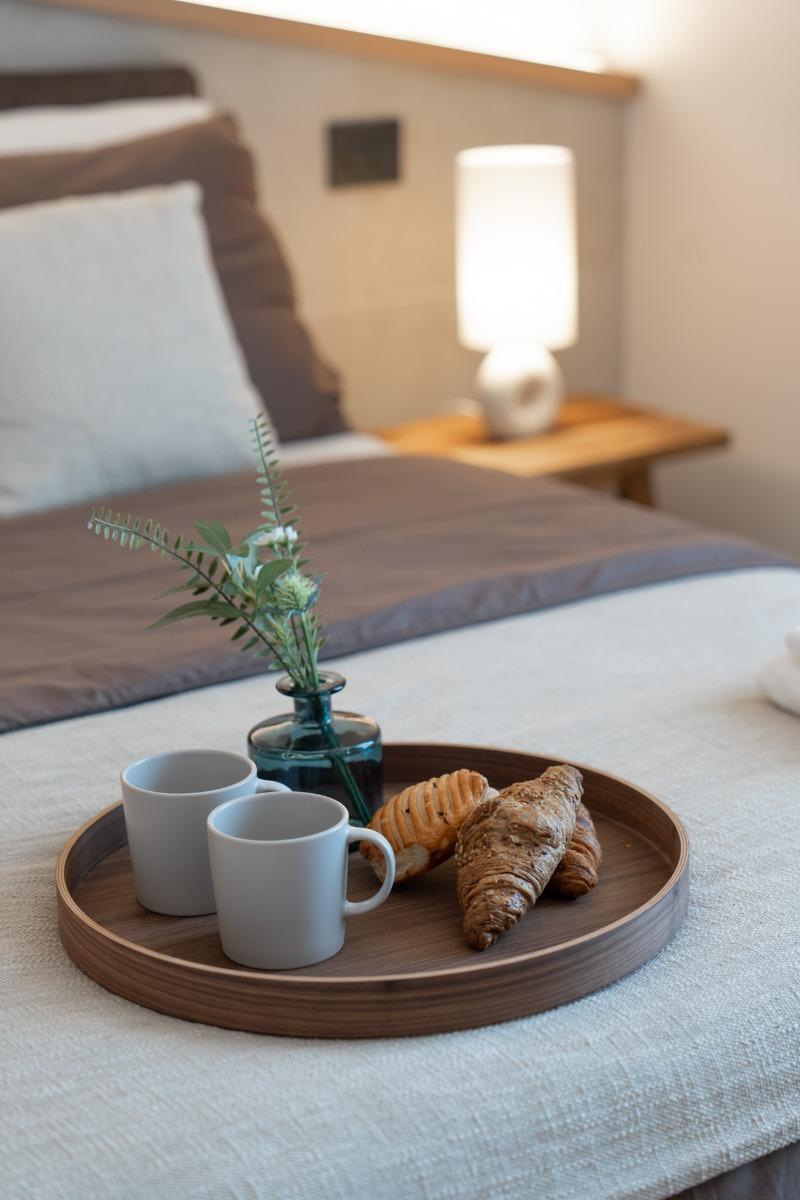 Room01, option: double with 1 queen bed