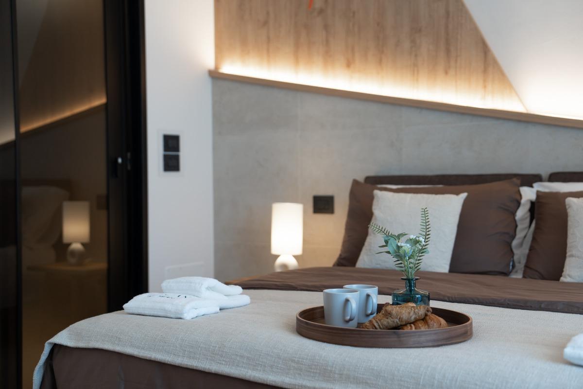 Room01, option: double with 1 queen bed