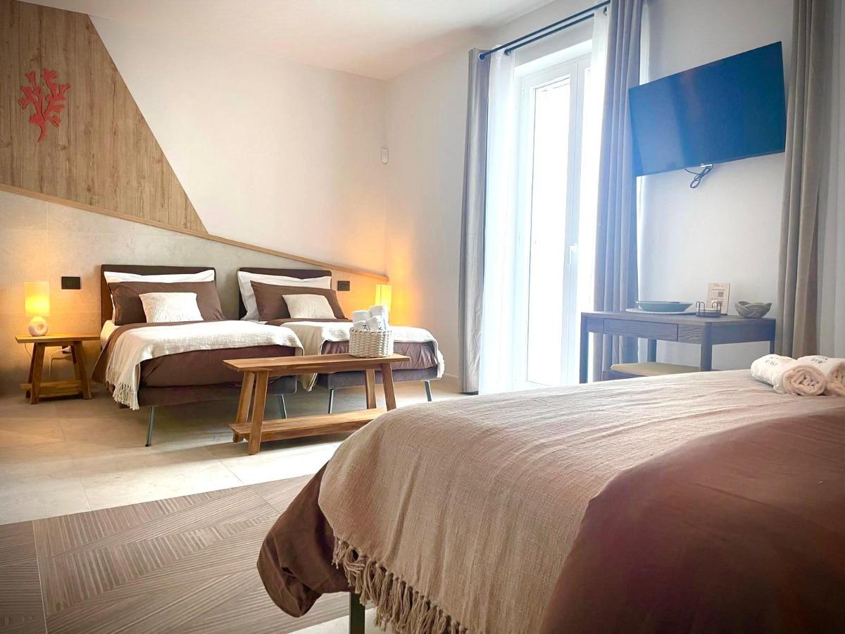 Room01, option: triple/quadruple with 1 queen and 2 single beds