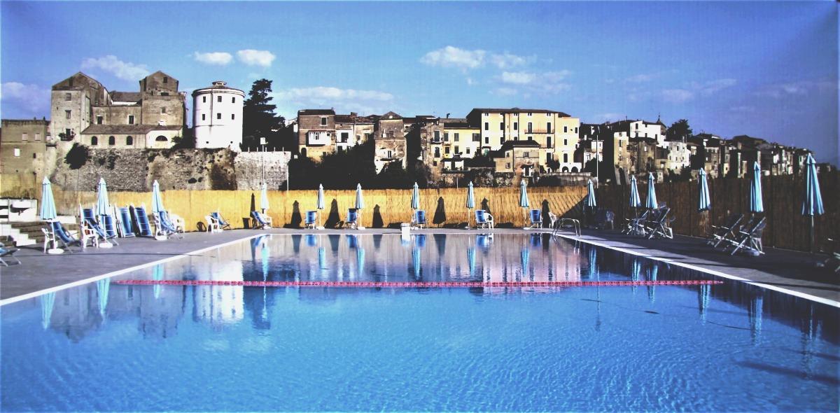 Piscina con vista sul paese lato nord