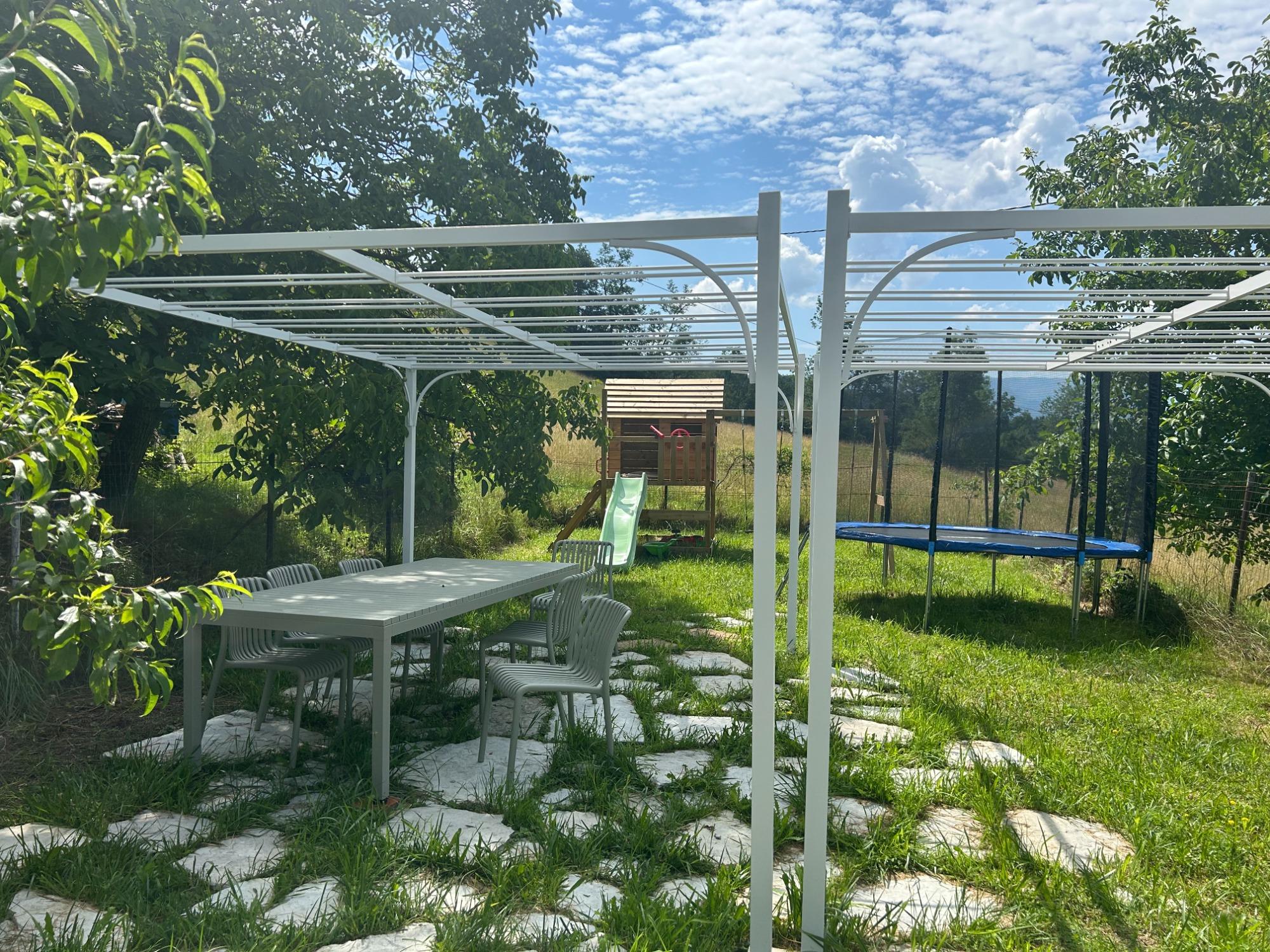 Area esterna, con giochi, gazebo e tavolo