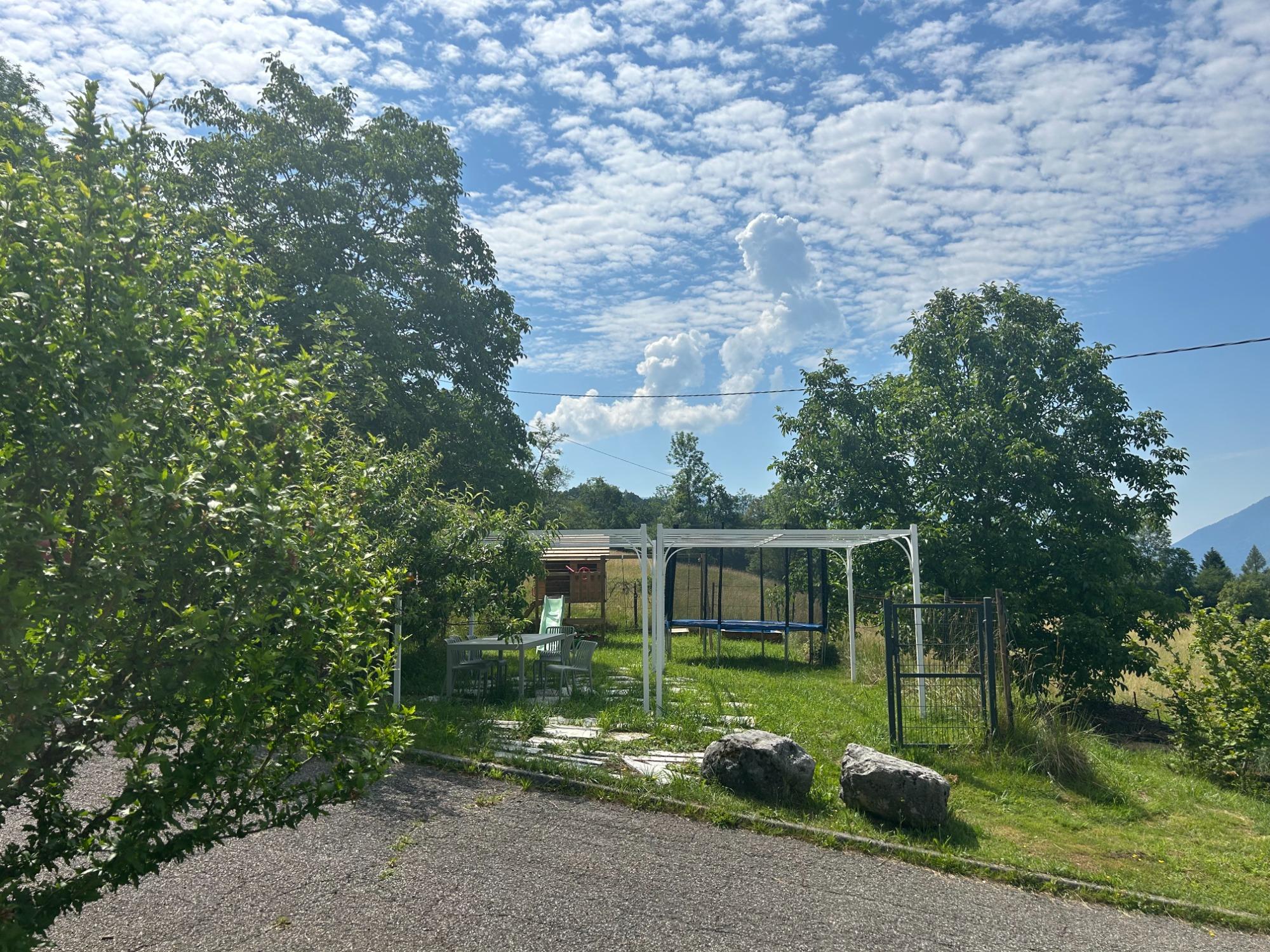 Area esterna, con giochi, gazebo e tavolo