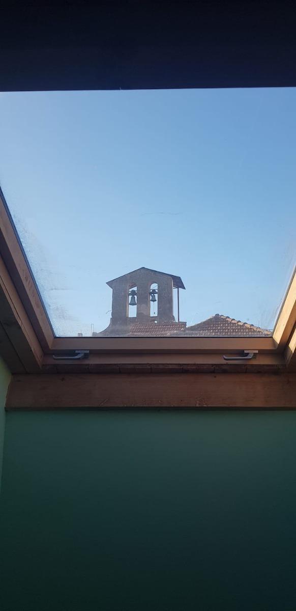 Vista mozzafiato suun antico campanile, da una delle stanze mansardate