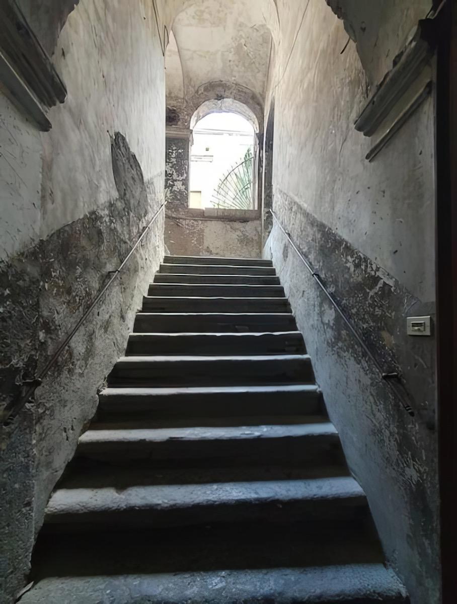 Scorcio della Scalinata del 1500 dallo stile decadente per raggiungere la nostra struttura