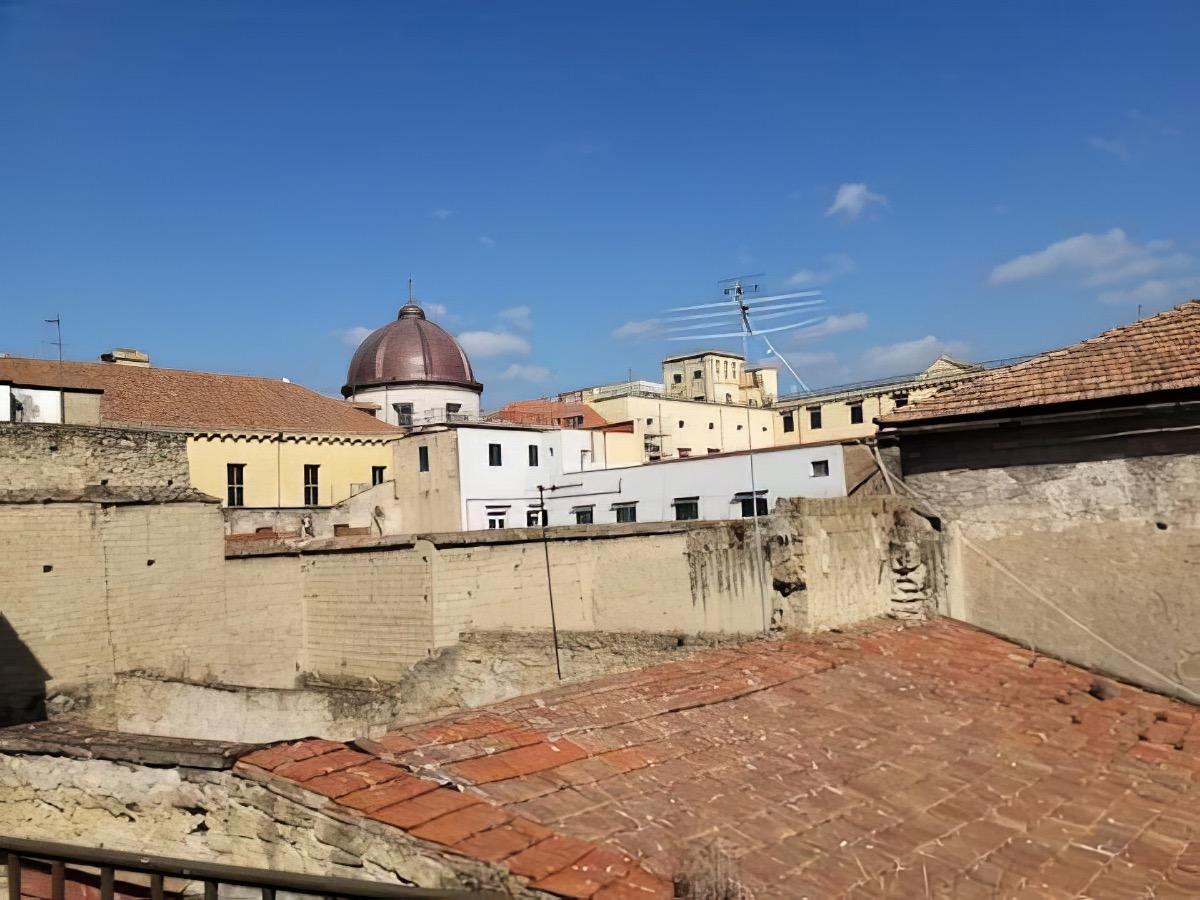 Vista mozzafiato dal terrazzo condiviso sulla Napoli greco-romana