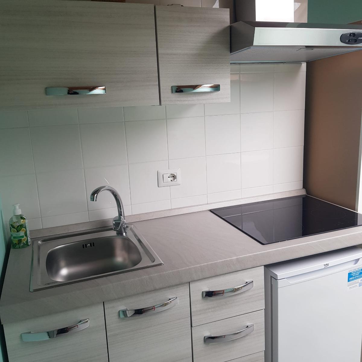 Angolo di cottura con piano a induzione e frigo in ogni stanza mansardata