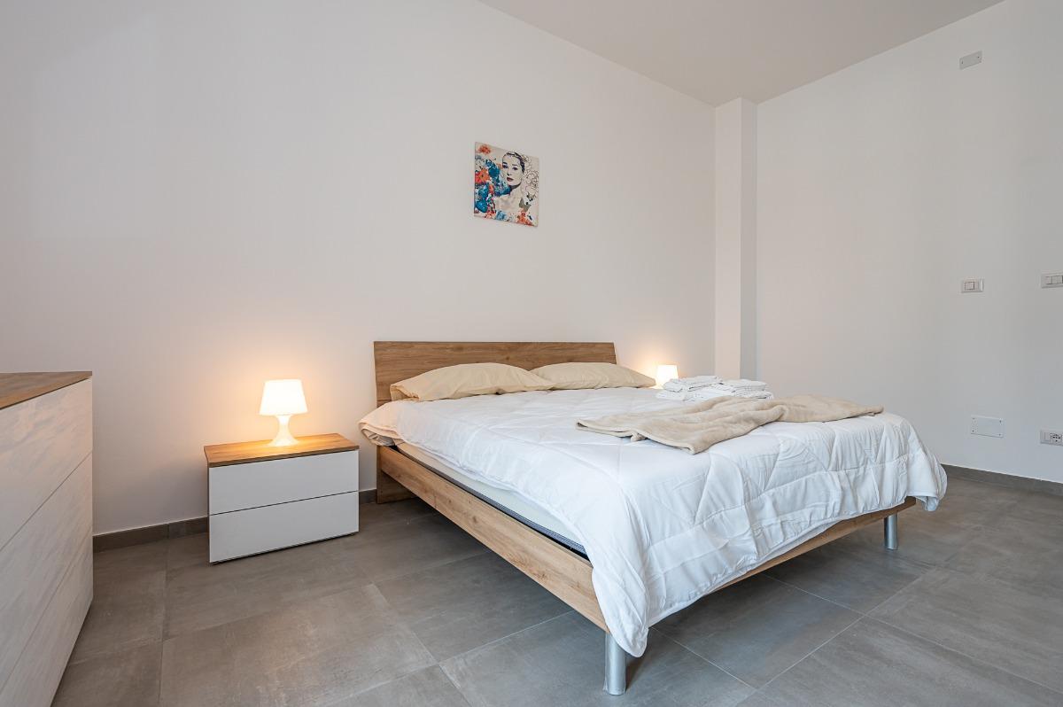 Letto dotato di biancheria