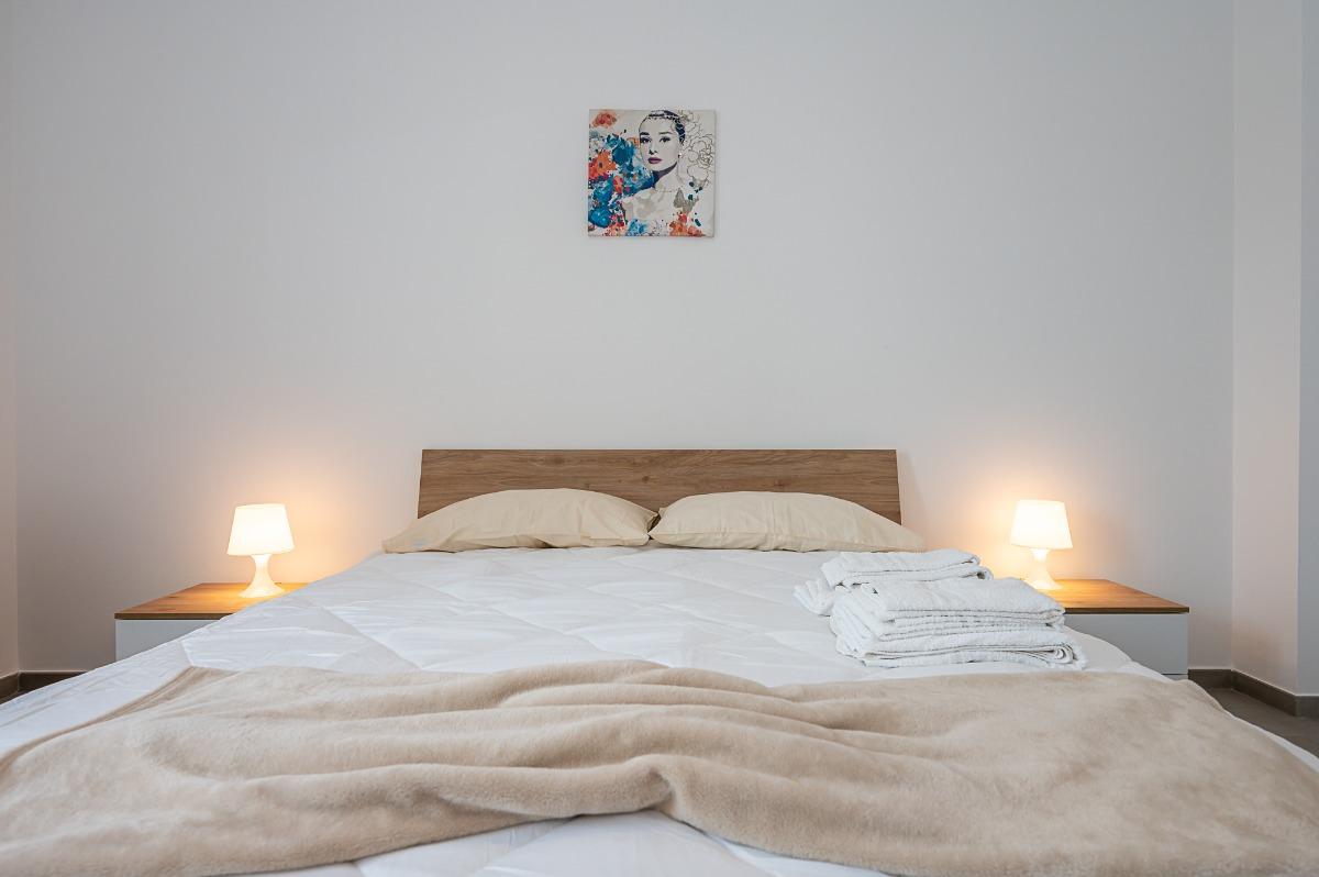 Letto dotato di biancheria