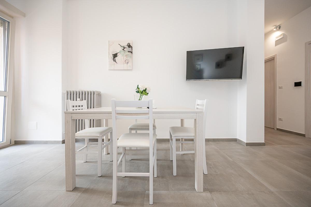 Tavolo da pranzo e smart Tv