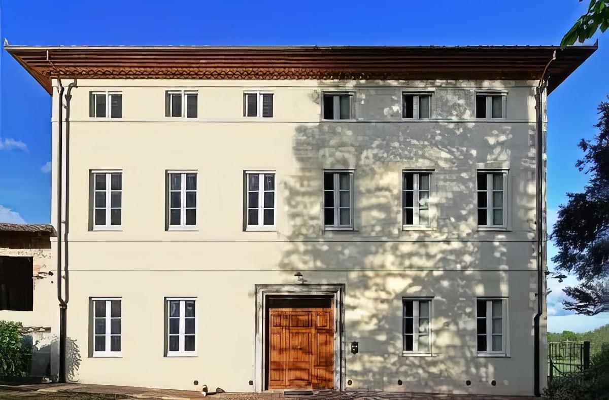 BIGONGIARI FARM: THE BUILDING OVERLOOKING THE VILLA PARK