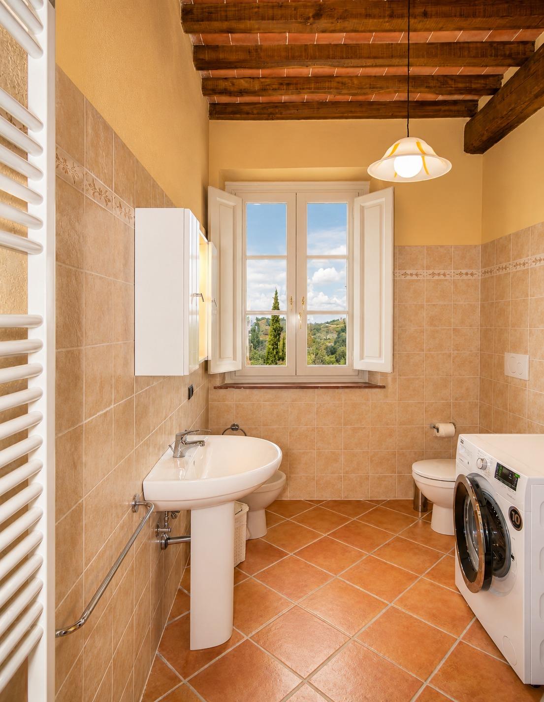 LEDA. PRIMO PIANO. BAGNO CON DOCCIA, LAVATRICE