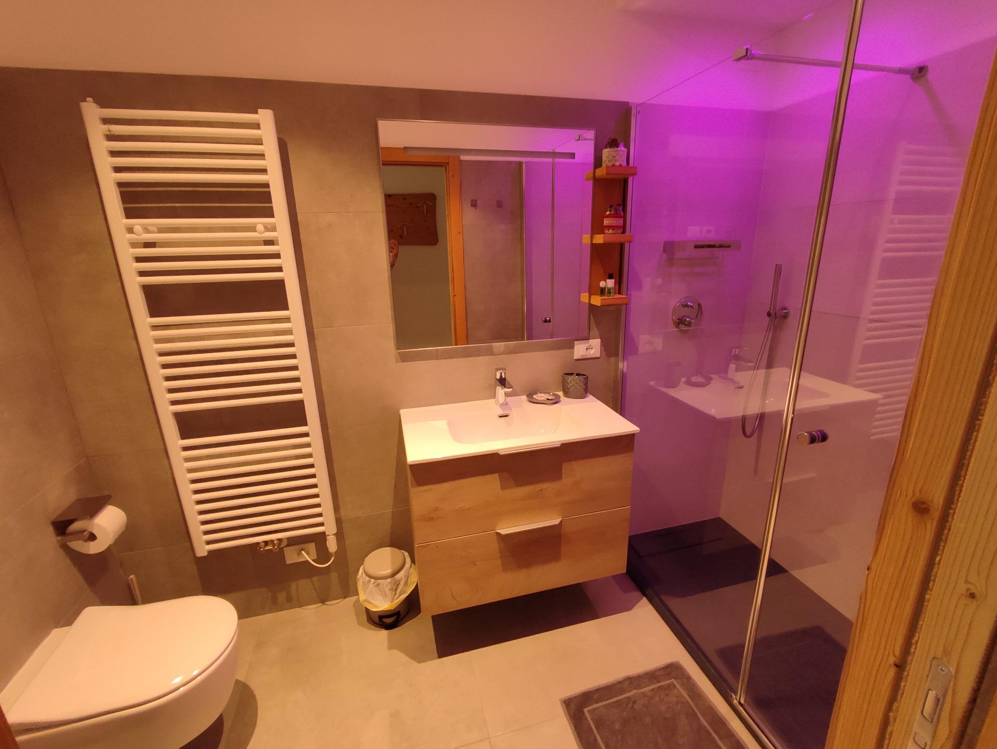 Bagno con doccia cromatica