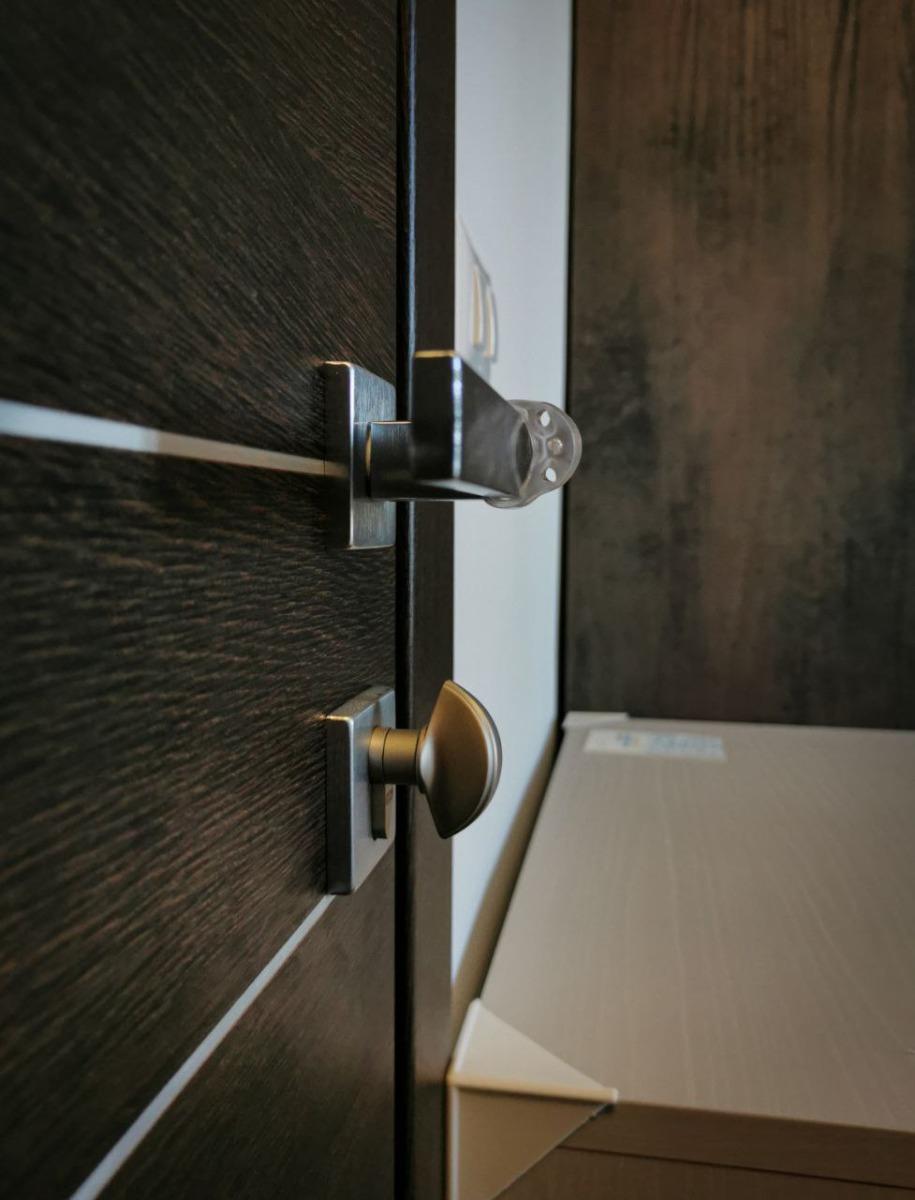 Le porte delle camere sono dotate di nottolino di sicurezza