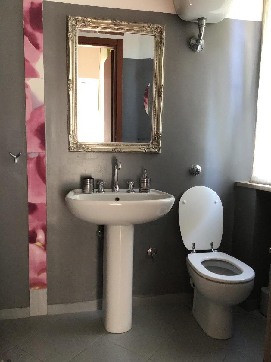 bagno dotato di doccia e bidet
