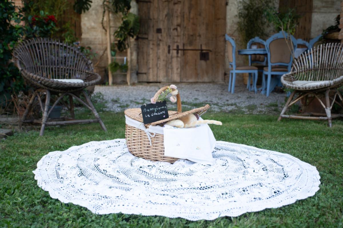 Start your day with a picnic on the lawn!